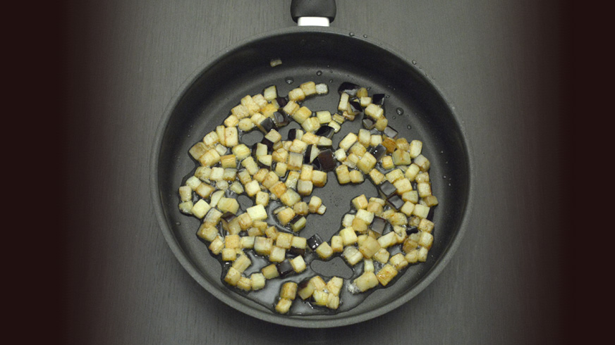 На разогретой сковороде с добавлением 2 ст. л. (60 мл) оливкового масла обжариваем на среднем огне б...