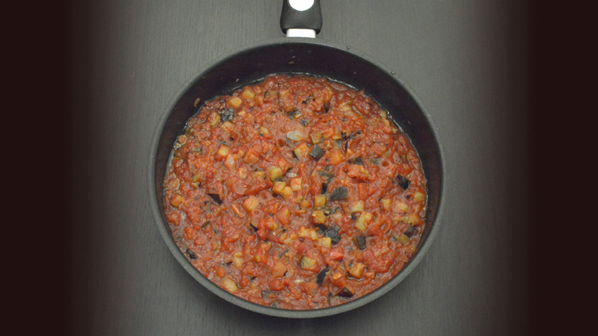 Добавляем томаты в собственном соку, бальзамический уксус, острый перец, базилик солим, перчим, убав...