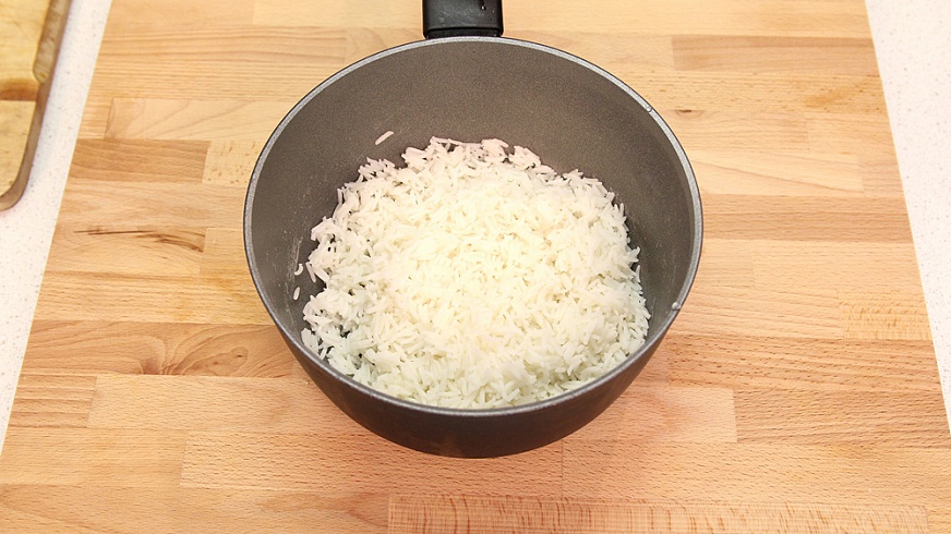 Отвариваем рис в подсоленной воде в пропорции 1 к 2. До полного выпаривания воды 10-15 минут. Взрых...